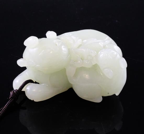 A Chinese pale celadon jade group of two cats, 5.6cm